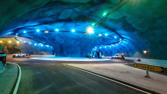 Тунель Естуройартуннлінн почали споруджувати 2017-го. Сполучить острів Стреймой із двома частинами острова Естуроя, розділеними невеликим затокою. Складатиметься з трьох окремих доріг. Вони будуть з'єднуватися за допомогою кругової розв'язки