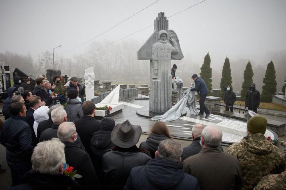 На Байковом кладбище открыли памятник Каденюку