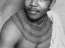 У отца Манделы было четыре жены, которые родили ему тринадцать детей (четырех сыновей и девять дочерей). Мандела родился от его третьей жены по имени Нонгапи Носекени и был назван Ролихлахла (в переводе «срывающий ветки дерева», «проказник»).
