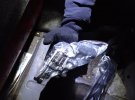 Прикордонники на кордоні з Білоруссю знайшли гвинтівки та револьвери в паливному баку російського «Шевроле». Фото: ДПСУ