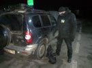 Прикордонники на кордоні з Білоруссю знайшли гвинтівки та револьвери в паливному баку російського «Шевроле». Фото: ДПСУ