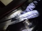 Прикордонники на кордоні з Білоруссю знайшли гвинтівки та револьвери в паливному баку російського «Шевроле». Фото: ДПСУ