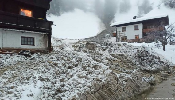 Снегопады в Альпах: хаос на дорогах и угроза схода лавин. Фото: DW
