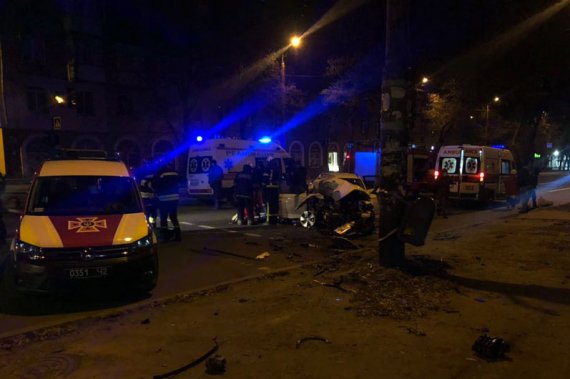 У Дніпрі Skoda Kamiq влетів у електричну опору. Пасажир загинув на місці. 35-річна водійка – скалічилася