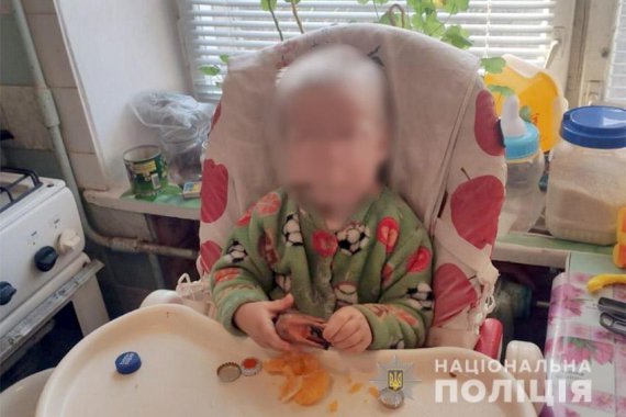 В Хмельницкой области ювенальные полицейские и социальные службы изъяли у нетрезвой матери полуторагодовалого мальчика