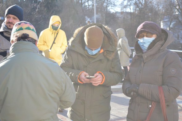 Люди курили, спілкувалися між собою. Серед тем - порушення прав людини