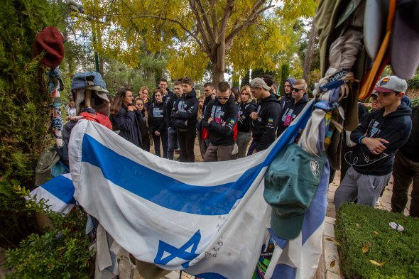Ізраїльтяни приділяють чимало уваги історичним подіям у сім'ї та школі. Окремо досліджують свою ідентичність у “мехінах” — річних лідерських програмах  для випускників шкіл перед обов'язковою службою в армії