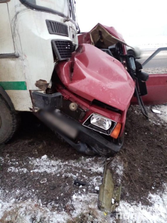 Під Одесою на слизькій дорозі водій "ВАзу" протаранив автобус і загинув