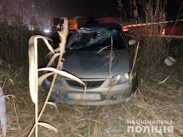 В Одессе 47-летний пьяный водитель на автомобиле Mazda съехал с дороги и сбил 3 мужчин. Двое погибли, еще один - в больнице