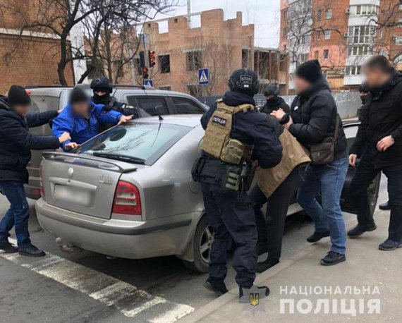 На Полтавщине полицейские задержали группу преступников, которые продавали иномарки по поддельным документам и идентифицирующими номерами