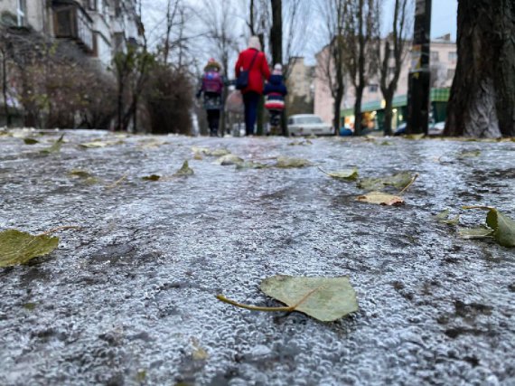 В Киеве из-за дождя и минусовую температуру дороги взялись льдом.