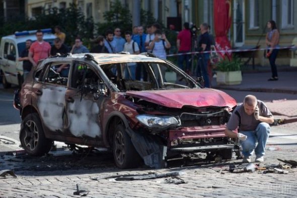 Після вибуху авто журналіст Павло Шеремет був ще живий. Однак травми виявилися несумісні з життям. Він помер у "швидкій"