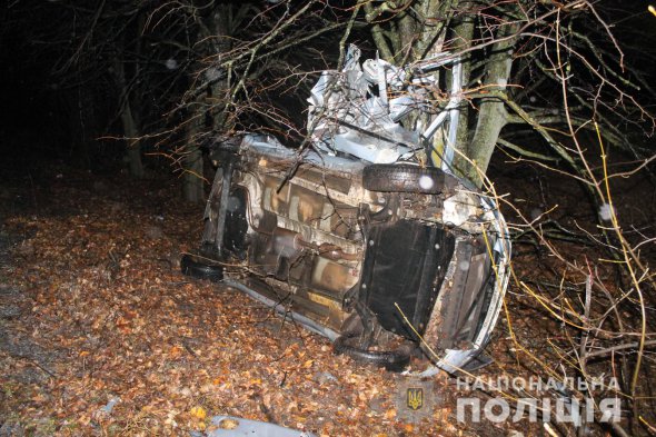 На Вінниччині Mitsubishi Colt влетів у дерево. Загинули пасажири  27 і 28 років. 50-річний водій і 7-річний хлопчик потрапили до лікарні