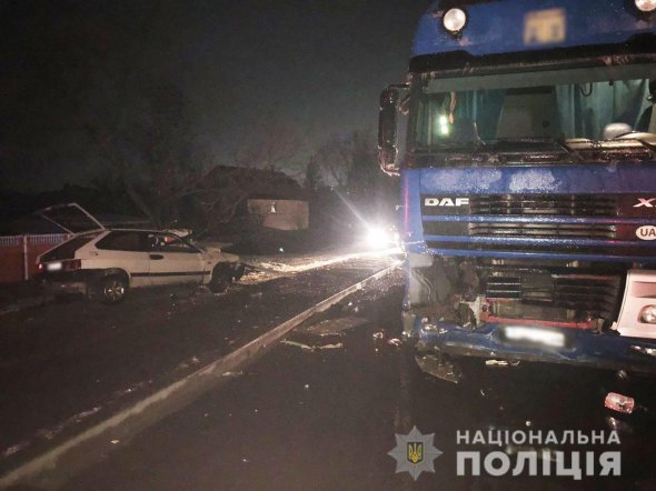Під Черніговом зіткнулися вантажівка DAF і ВАЗ