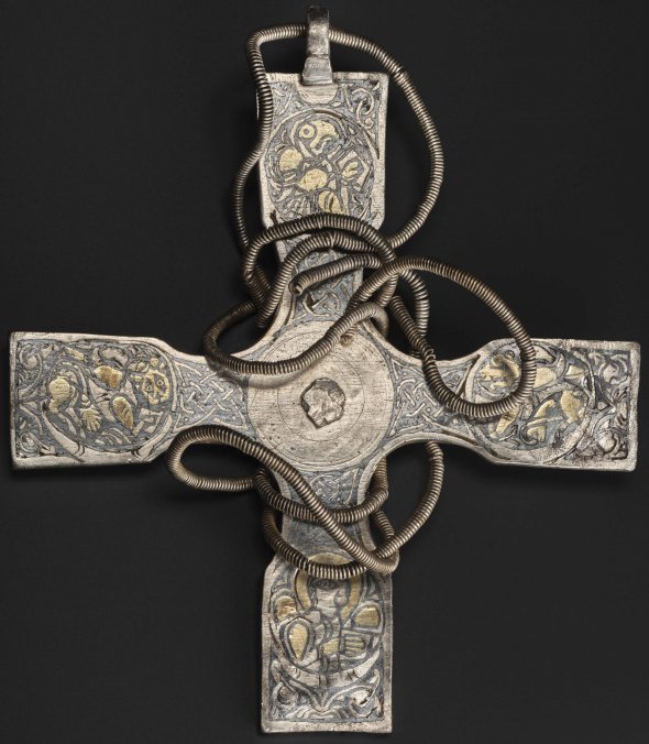 Показали очищенний дорогоцінний англосаксонський хрест IX ст. Нині археологам відомий лише один подібний хрест, втім значно менш прикрашений