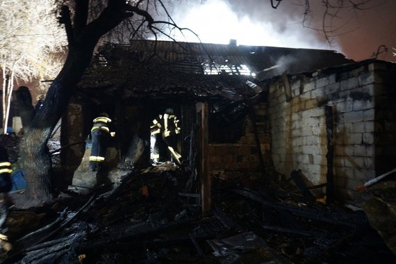 В Днепре в ночь на 16 декабря вспыхнул одноэтажный дом на две семьи