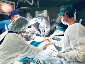 Медики Львівської міської лікарні швидкої допомоги вперше видаляють діафрагмальну грижу роботом-хірургом Da Vinci, 9 грудня. Такий апарат є ще у приватній лікарні у Вінниці