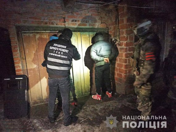 На Чернігівщині    затримали трьох   причетних до вбивства 33-річного мешканця Ніжинського району.  Його труп знайшли в авто на трасі між селами