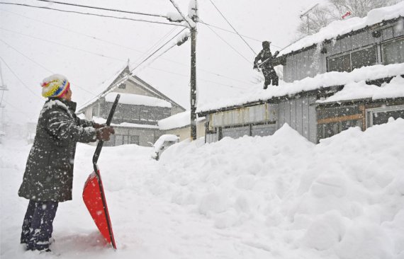 Японию накрыли сильные снегопады.