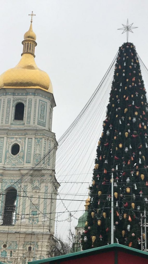 Замість казквого капелюха верхівку головної ялинки країни прикрасли зіркою 