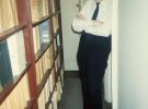 Юрий Шевелев у своей библиотеке. Нью-Йорк. 1996 или 1997 год