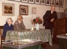 Юрій Шевельов відкриває виставку Петра Холодного в УВАН у США. За столом сидять Наталія Лівицька-Холодна і Петро Холодний. Нью-Йорк, 1982 