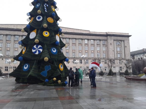 В Черкассах елку украсили мистическими амулетами