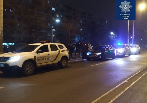 У Києві викрадачі побили хлопця заштовхали в автомобіль Kia та поїхали у невідомому напрямку. Їх перехопили патрульні, яких викликала очевидиця