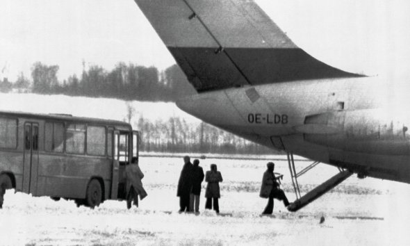 Терористи переводять заручників з автобуса до літака в аеропорту Відня в Австрії 22 грудня 1975-го. Захопили їх під час конференції Організації країн-експортерів нафти. Хотіли, щоб ті закликали світ підтримати Народний фронт звільнення Палестини