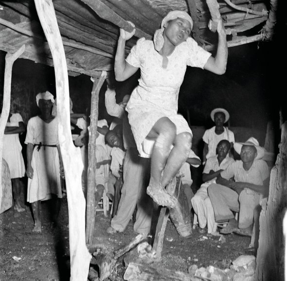 Жриця культу вуду на острові Гаїті в Карибському морі проводить обряд 24 грудня 1945 року. Після ритуального танцю вводить себе в транс, щоб побачити майбутнє