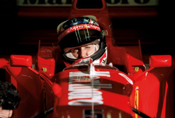Німецький автогонщик Міхаель Шумахер сім разів вигравав чемпіонат світу у класі ”Формула-1”, виступаючи за Benetton та Ferrari. Закінчив кар’єру 2012-го. Йому було 43. За рік зазнав травми голови, катаючись на лижах. Перебував у комі, зараз стан його здоров’я невідомий. На фото: Міхаель Шумахер перед практикою на Гранпрі Австрії 19 вересня 1997 року