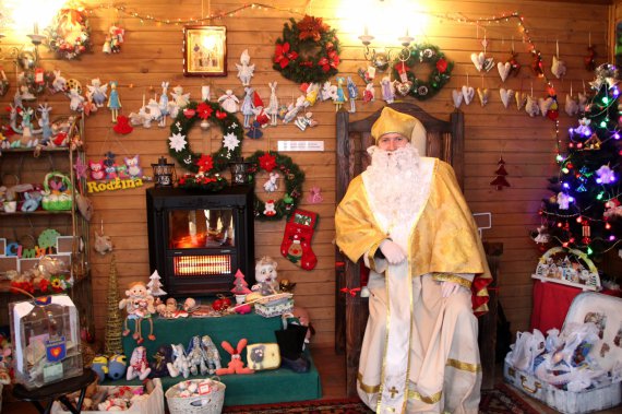 Роль Миколая виконує активіст Іван Чабан