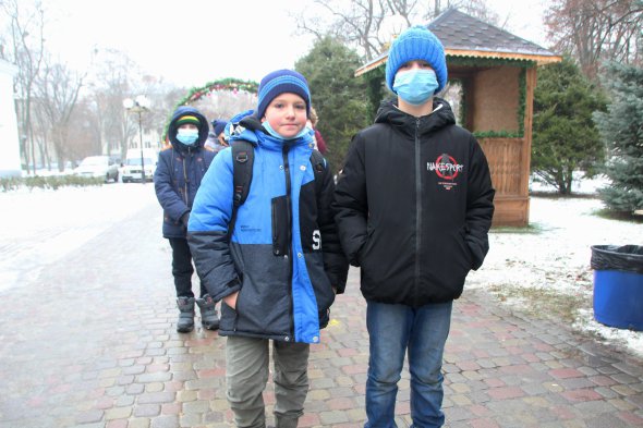 10-річний Андрій та його брат 9-річний Роман у черзі до будиночку Миколая вчать новорічні вірші