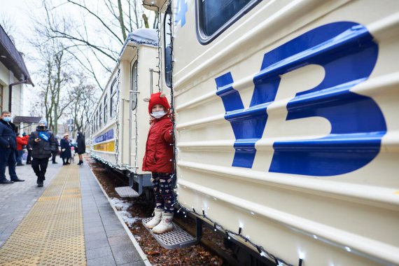 Детская железная дорога запустила праздничный поезд