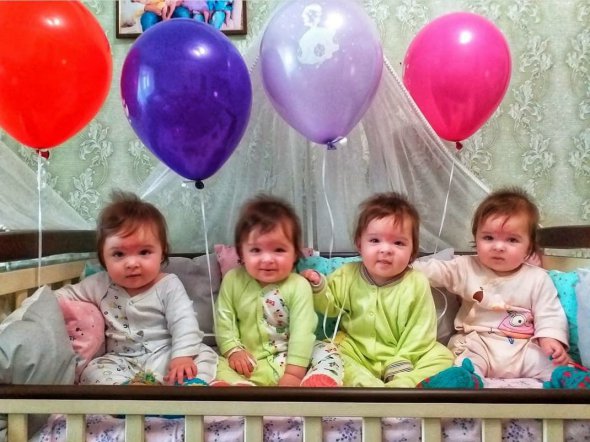 Владислав та Анастасія Валіхновські з міста Кропивницький виховують чотирьох дівчаток. Жінка народила четверню, які є ідентичними близнюками. Це випадок один на 30 мільйонів пологів.