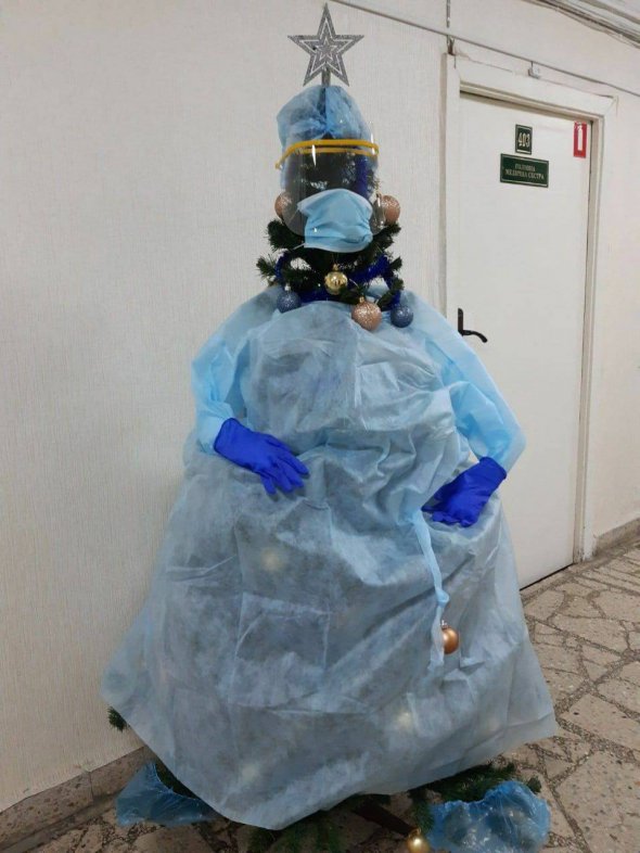 В больнице Киева елку украсили "коронавирусным" костюмом