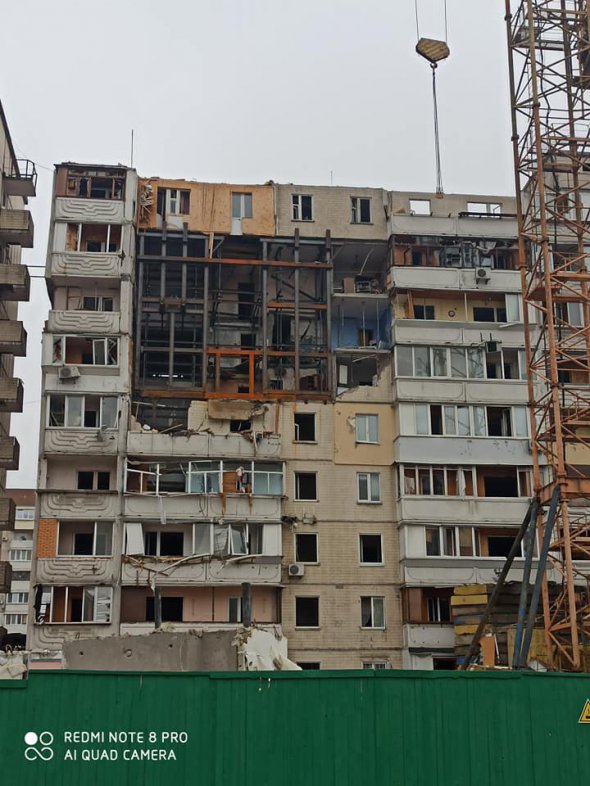 6 месяцев назад мощный взрыв разрушил часть 10-этажки на ул. Соломии Крушельницкой, 1/5 в Киеве. Дом демонтируют