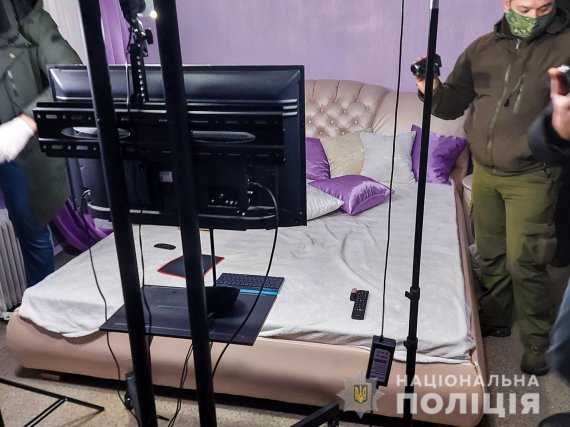 В Николаеве полицейские разоблачили порностудию, работавшую онлайн