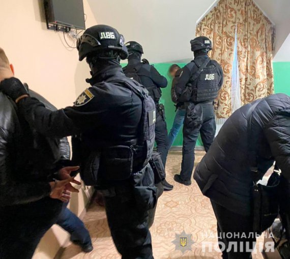 На Дніпропетровщині поліцейські викрили банду рекетирів, які з 2018 року тримали в страху всю область
