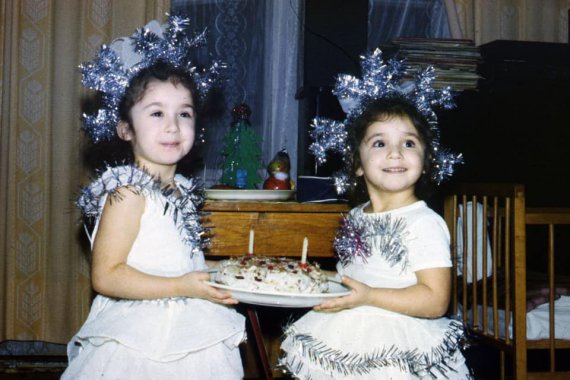 Певицы Анна и Ангелина Завальские в детстве были милыми снежинками. 