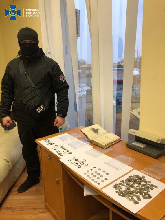 СБУ затримала зловмисника, який хотів вивезти з України цінні речі