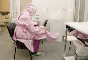 Медик одягає захисний костюм в інфекційному відділенні для хворих на covid-19 у Харківській обласній клінічній лікарні 13 грудня. У такому працює понад 10 годин на день. Спецодяг не пропускає ні вірусів,  ні повітря