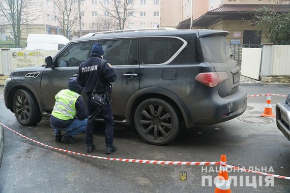 В Тернополе мужчины силой затолкали в багажник, удерживали всю ночь и пытали