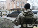 Его подругу затолкали в другой автомобиль и увезли в неизвестном направлении