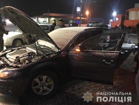  Чоловіки під погрозами вимагали повернути неіснуючий борг у сумі  тис. , або віддати їм земельні ділянки