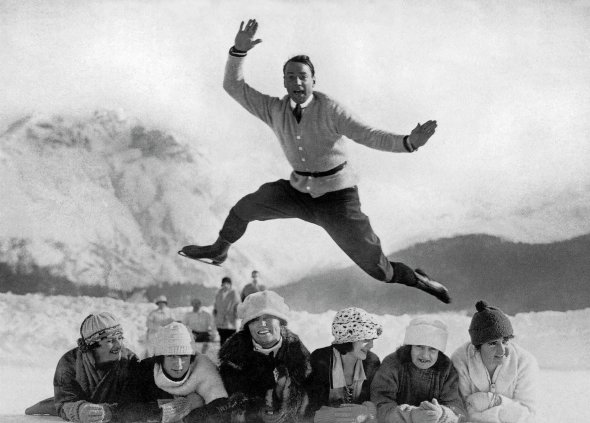 Американський фігурист Говард Ніколсон перестрибує через жінок на ковзанці. Її облаштували на озері у швейцарському місті Санкт-Моріц 28 грудня 1923-го. Спортсмена запросили виступити з показовою програмою для відвідувачів гірськолижного курорту з нагоди відкриття сезону катання на льоду