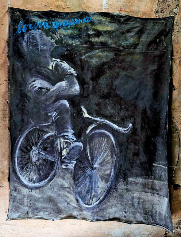 Картину ”Прогулянки” львівського художника Андрія Сагайдаковського покажуть на його персональній виставці в артцентрі Павла Гудімова ”Я Галерея”. Замість полотен митець використовує килими