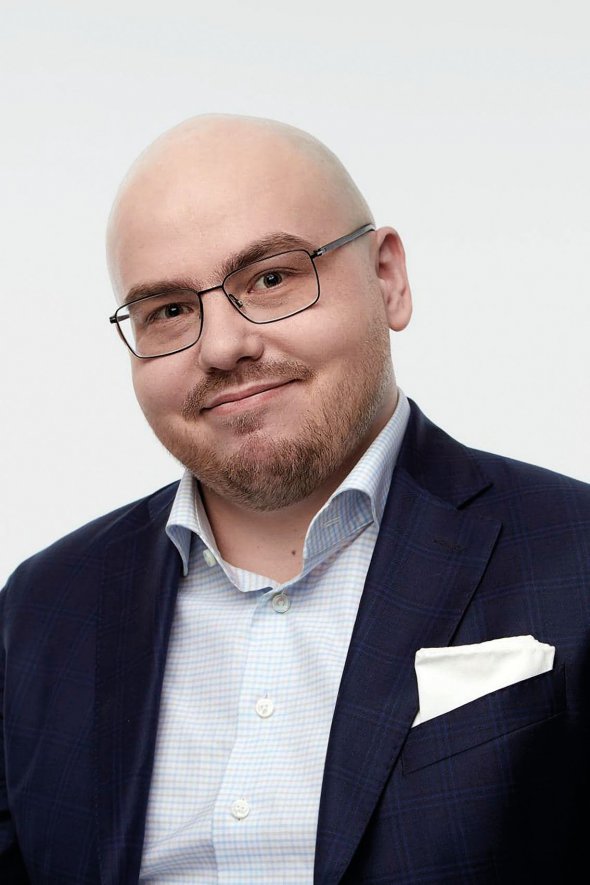 Вадим ЛУКОМСЬКИЙ, 28 років, футбольний експерт. Народився 28 лютого 1992-го в білоруському Мінську. Батько – підприємець, мати – домогосподарка. Закінчив бакалаврат економічного факультету Білоруського державного університету. Магістром став в Університеті Дубая, Об’єднані Арабські Емірати. Спеціальність – медіа та комунікації. Працює тактичним експертом на порталі sports.ru. Улюблений футбольний клуб – ”Арсенал”, гравець – Денніс Бергкамп, тренер – Арсен Венгер. Хобі – музика й кіно. Живе в Москві. Неодружений