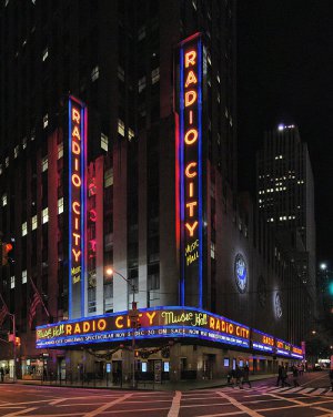 Театрально-концертный зал "Рейдио-Сити Мьюзик-холл" находится на 6-й Авеню Манхэттена.