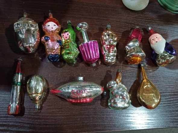 Новорічні іграшки з колекції Ігоря Байдака. Купував їх на "блошиних ринках" та в антикварних магазинах. Деякі отримав у подарунок